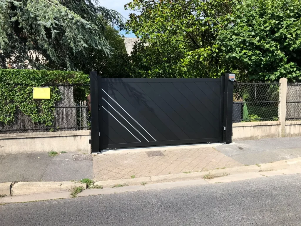 Portail coulissant motorisé en aluminium