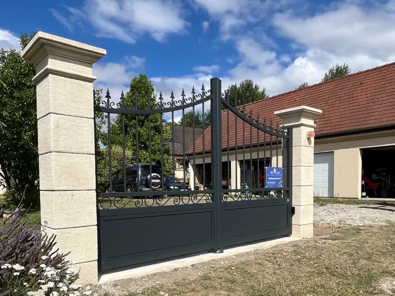 Portail battant en aluminium gris anthracite posé à Amiens