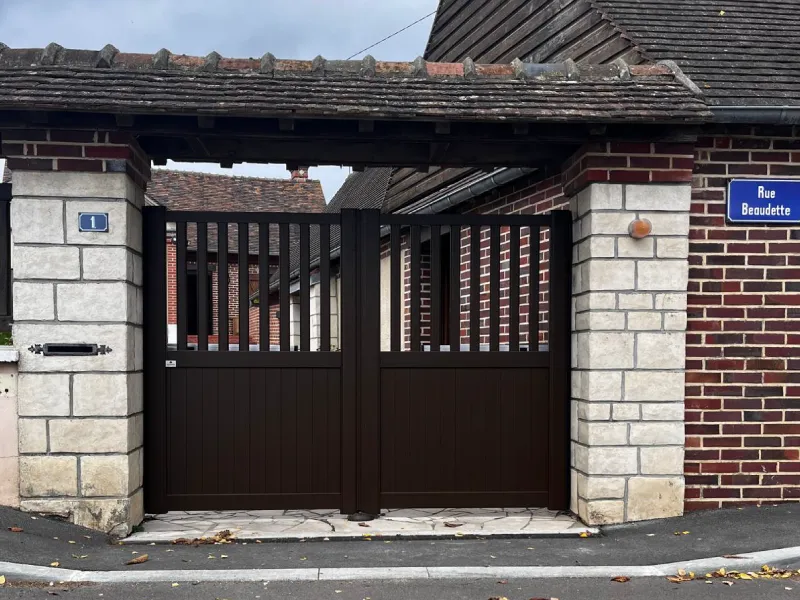 Portail battant aluminium marron