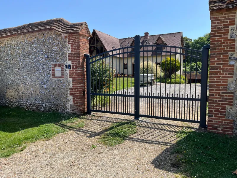 Portail battant en aluminium style fer forgé