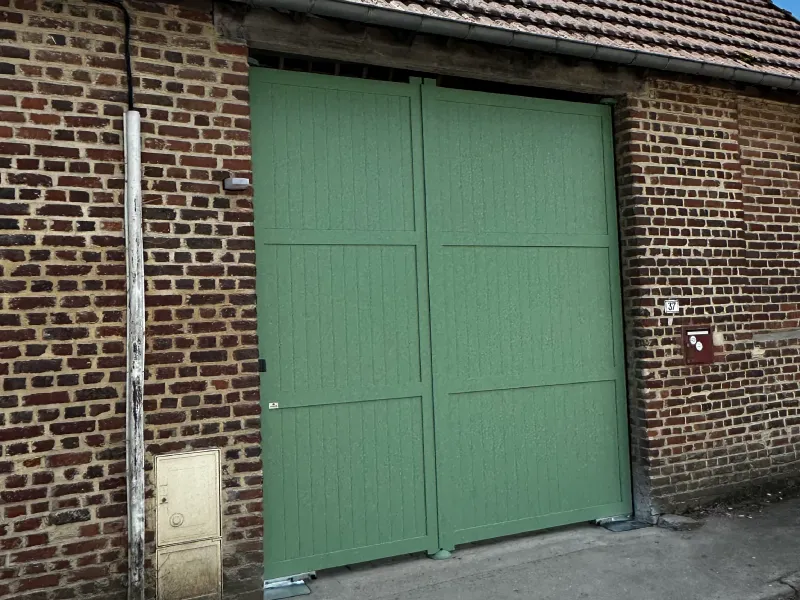 Porte cochère en aluminium vert, grand format motorisé