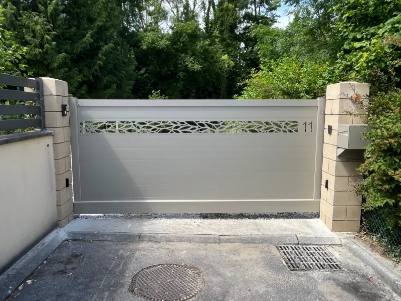 Portail autoportant en aluminium gris